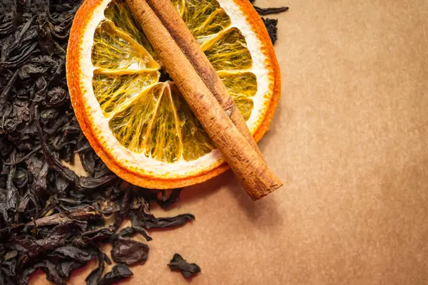 オレンジとシナモンと紅茶 紅茶の大規模な 選択した葉 暖かい光の背景 トップビュー — ストック写真