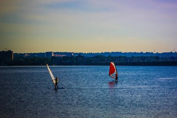 Két Szörfös Vízen Városban Nyár Kora Este Egy Modern Sport — Stock Fotó