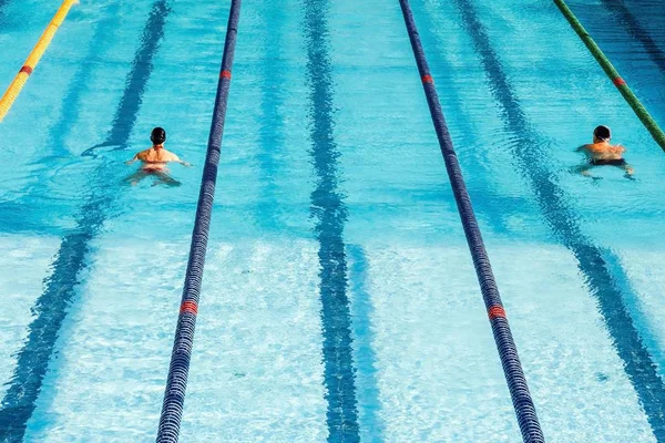 Blauw Water Een Groot Openbaar Zwembad Scheiding Lijn Twee Zwemmers — Stockfoto