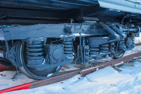 현대적 열차의 사진입니다 차량기지 주행중인 용수철 그리고 바퀴의 부품들 겨울에는 — 스톡 사진