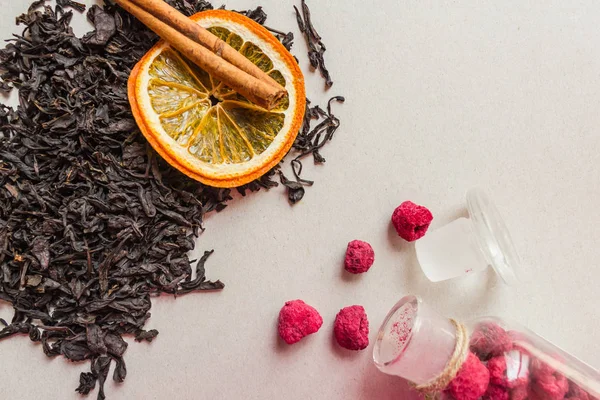 伝統的な紅茶に添加物 収集品種 大規模な 選択された葉 ラズベリー オレンジ シナモンの近く 光の背景 トップビュー — ストック写真