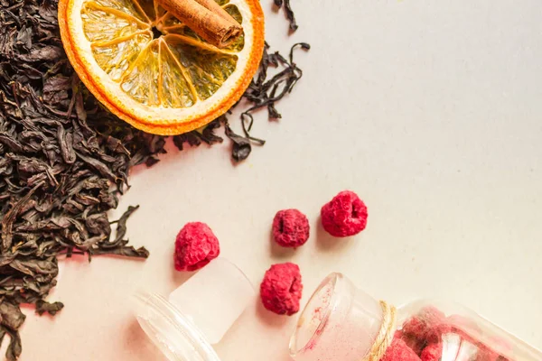 おいしい 香り高いお茶のための成分 ラズベリー オレンジ シナモンのスティック 絶妙なレシピは 快適な味 暖かいトーニング トップビュー — ストック写真
