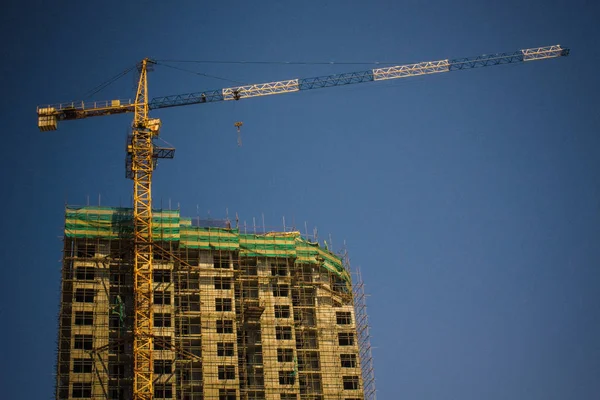 Bouw Van Een Hoog Gebouw Naast Een Grote Torenkraan Stedelijk — Stockfoto