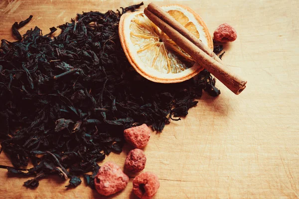 乾燥した紅茶の大きな葉 最高のグレード 近くの果物添加物 ホットドリンクを作るための香り成分 横の太陽光 コピースペース — ストック写真