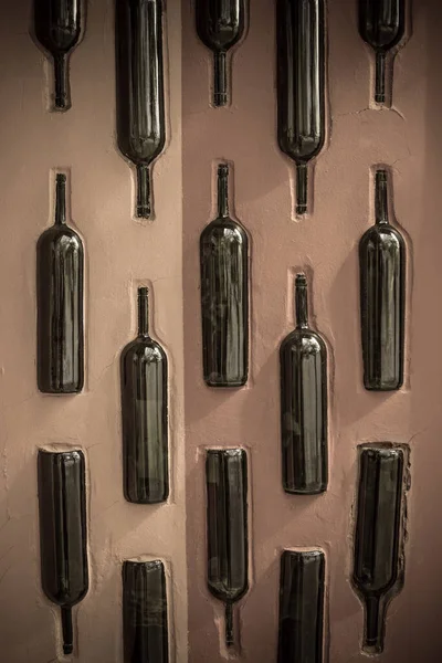 Wall Vertical Surface Decorated Empty Glass Wine Bottles Bar Pub — Stock Photo, Image