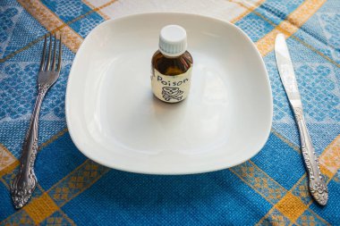 Beyaz bir tabakta üzerinde 