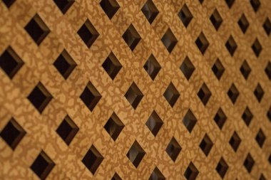 Geometrik çizim, ızgara, ızgara. Tahta panjurlar, iç mekan. Gün ışığı, çözülmenin kenarlarında..