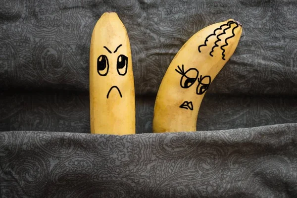 Manželé Rodinné Posteli Jeden Druhého Nenávidí Metafora Dva Banány Manžel — Stock fotografie