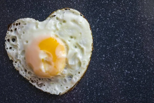 Jedno Smažené Vejce Tmavém Pozadí Tvar Srdce Dobré Ráno Miláčku — Stock fotografie