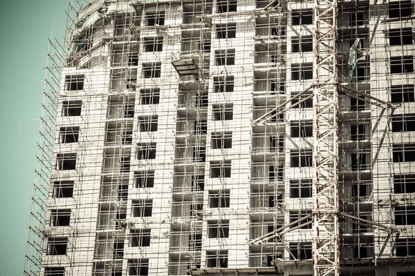 Een Groot Huis Van Beton Vele Verdiepingen Rond Basis Staat — Stockfoto