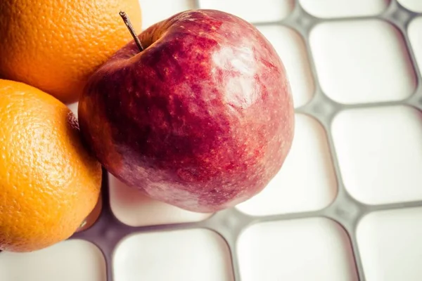 Des Oranges Une Pomme Rouge Sur Une Surface Légère Une — Photo