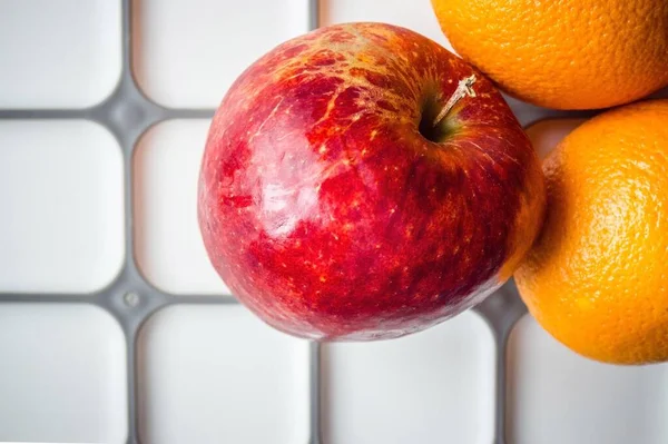 Světlém Povrchu Jsou Tři Jasné Šťavnaté Velké Plody Zdroj Vitamínů — Stock fotografie