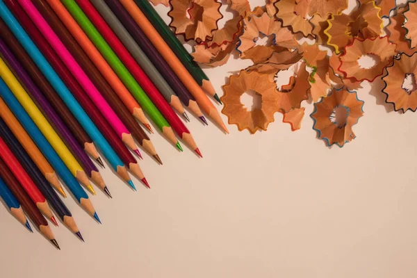Parlak Renkli Kalemler Bir Traş Tahtası Yakınında Çizim Hazırlığı Çocukların — Stok fotoğraf