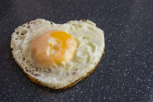 Huevo Solitario Frito Una Sartén Forma Corazón Asesinado Por Amor — Foto de Stock