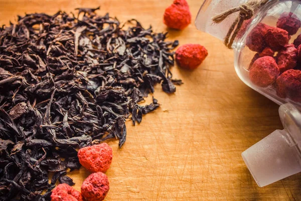 Ξερά Κόκκινα Μούρα Σμέουρα Ένα Αρωματικό Πρόσθετο Στο Μαύρο Τσάι — Φωτογραφία Αρχείου