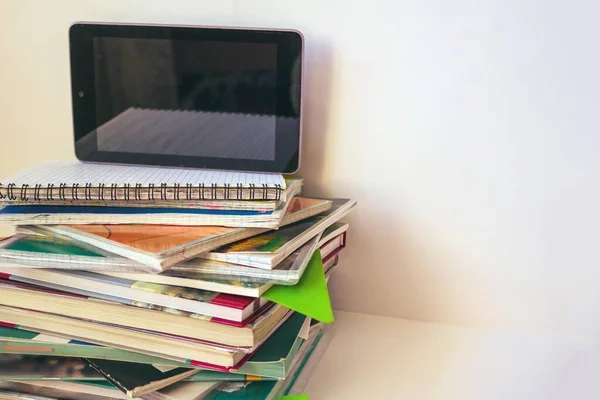 Ders Kitapları Egzersiz Kitaplarının Arasında Bir Tablet Var Gadget Lar — Stok fotoğraf