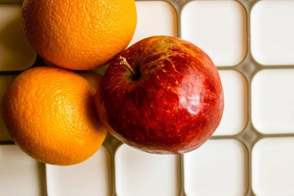 Pomme Deux Oranges Sur Une Planche Cuisine Légère Dessert Collation — Photo