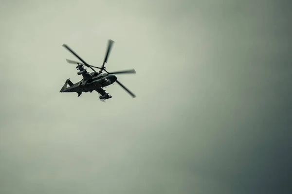 Helikopterflygning Grå Störande Himmel Undantagstillstånd Invasion Konflikt Utsikt Underifrån Kopiera — Stockfoto