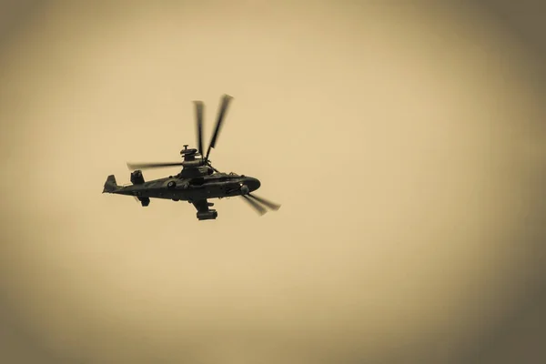 Helikopter Den Molniga Himlen Underifrån Undantagstillstånd Konflikt Mellanöstern Militärpilot Toning — Stockfoto