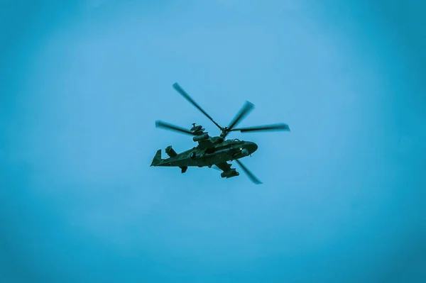 Вертолет Армейская Авиация Серо Зеленый Цвет Вращающиеся Лезвия Голубое Небо — стоковое фото