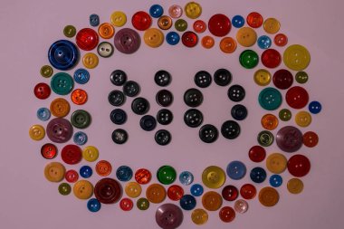 Olumsuz cevap, hayır. Siyah düğmelerin etrafında birçok renkli düğmeler var. Dünya aydınlık, neşeli. Hayatın olumlu yönlerini görme isteksizliği.