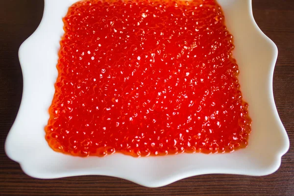 Grande Prato Branco Uma Camada Caviar Vermelho Uma Fonte Natural — Fotografia de Stock