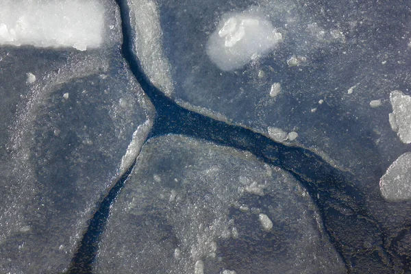 Transparant Ijs Daaronder Donker Water Het Oppervlak Van Grote Scheuren — Stockfoto