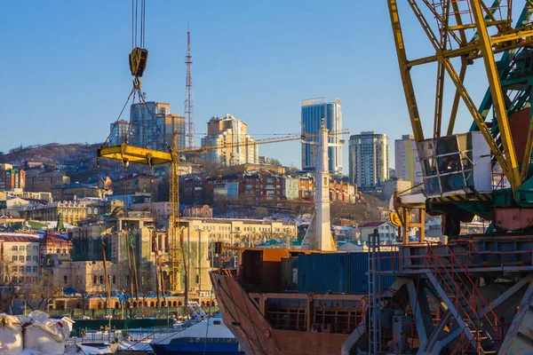 Uitladen Zeehaven Ver Weg Een Heuvel Een Moderne Stad Goederenvervoer — Stockfoto