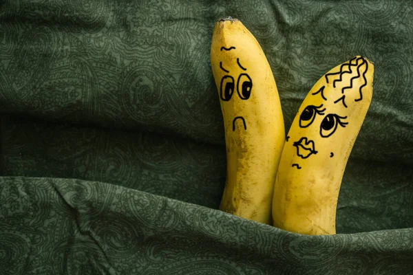 Passionate Sexy Woman Sluggish Cold Man Two Bananas Dark Sheets — Stock Photo, Image