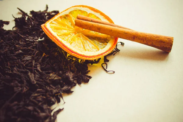 Κανέλα Πορτοκάλι Και Ξηρό Μαύρο Τσάι Μεγάλα Επιλεκτικά Φύλλα Υψηλότερος — Φωτογραφία Αρχείου