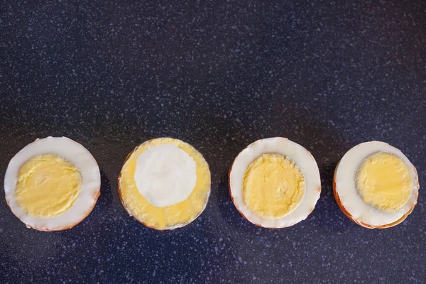 Quatro Ovos Cozidos Diferente Todos Contrário Estranho Não Como Toda — Fotografia de Stock