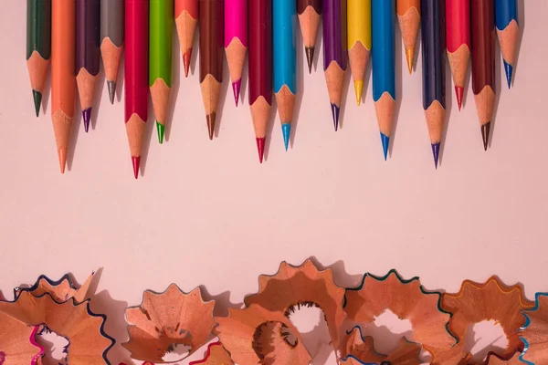 Tahta Parlak Renkli Kalemler Çubuklar Keskin Bir Şekilde Keskinleştirilmiş Çıkarılan — Stok fotoğraf