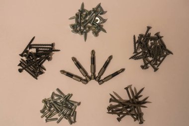 Tornavidayı çevreleyen kısımlar çeşitli renk ve boylarda vidalar. Becerikli parmaklar. İnşaat, marangozluk, evde erkek işi..