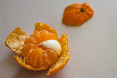 Tatlı mandalinada, acı, baharatlı sarımsak dilimi. Yabancı bir çevre, yabancı bir ekip, içeriden biri. Solucan deliği, gizli bir zaaf, senin kötü özelliklerin..