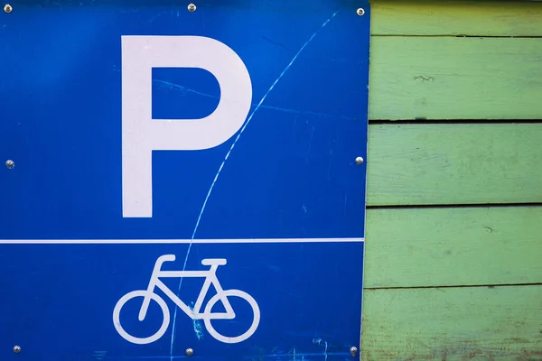 Blaues Vierseitiges Parkschild Für Fahrräder Buchstabe Und Ein Fahrradmuster Das — Stockfoto