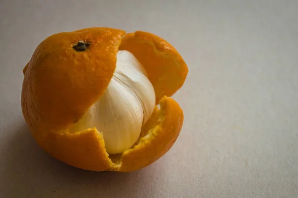Pod Pomerančovou Slupkou Mandarinky Skrývá Česnekovou Cibulku Hořká Esence Pod — Stock fotografie
