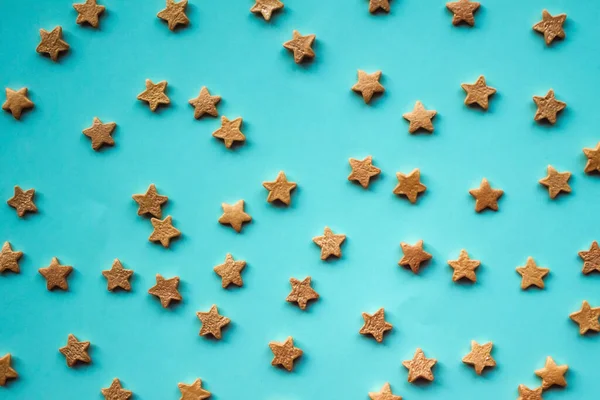 Gouden Sterren Een Kalme Blauwe Achtergrond Kinderthema Abstractie Daglicht Bovenaanzicht — Stockfoto