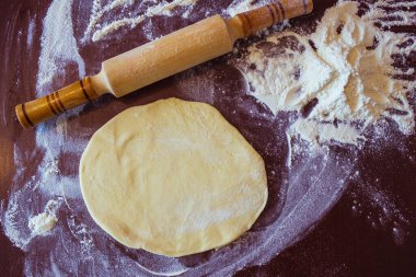 Kadının yüzü fındıklı, şekerli meyvelerden yapılmış. Basit, sağlıklı yiyecekler, atıştırmalıklar. Vejetaryenlik, diyet yemekleri.