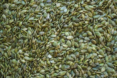 Yeşil, küçük kabak çekirdekleri. Beslenmede yararlı bir ürün, oruç tutmak. Doğal bir vitamin kaynağı. Yukarıdan görüntüle.