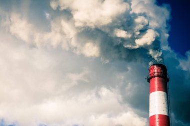 Büyük bir endüstriyel borudan yayılıyor. Kalın duman, hava kirliliği. Zararlı üretim. Boşluğu kopyala.