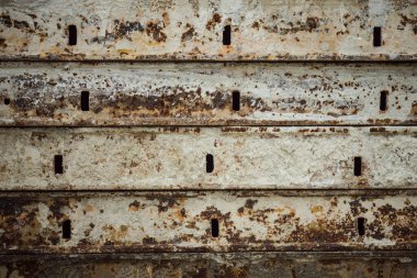 Demir doku, yatay çizgiler. Beyaz boya, pas, kir. Grunge..