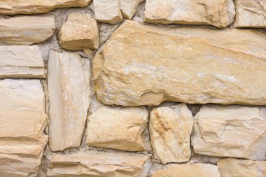 Büyük kaba taşlar, sistematik olmayan duvarcılık. Olaysız bir yüzey. Eski, eski bir duvar, kale. Güvenilirlik, güç, koruma.