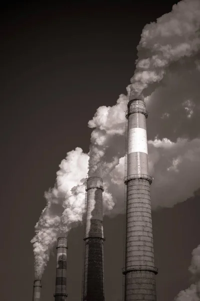 工业管道把烟喷向天空 生态学 全球变暖 黑白相间的太阳能照明 — 图库照片