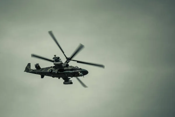 Militär Helikopter Bakgrund Molnig Himmel Oro Lokal Konflikt Användning Militära — Stockfoto