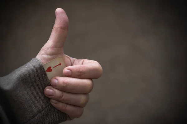 成功の象徴 親指の手 袖からのエース 大きなトランプカードを突き出す 隠し機能を使う コピースペース Vignetting — ストック写真