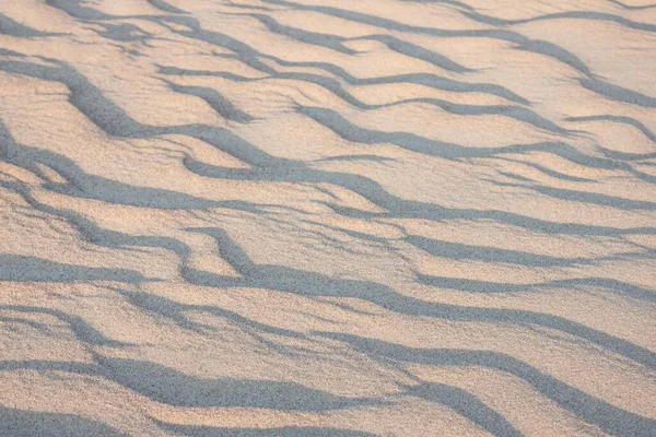 Strand Licht Zand Natuurlijke Textuur Golvend Reliëf Lijnen Bochten Dim — Stockfoto