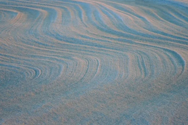 Песок Покрыт Тонким Слоем Снега Холодный Вечер Пустыни Синий Тонинг — стоковое фото