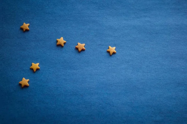 Astrolojik öngörü, yıldız falı. Mavi yüzeydeki küçük sarı yıldızlar. Üst görünüm, kopyalama alanı, vignetting.