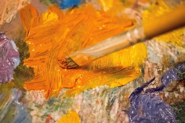 Αναμιγνύοντας Λαδομπογιές Πινέλο Στην Παλέτα Του Καλλιτέχνη Κίτρινο Πορτοκαλί Χρώμα — Φωτογραφία Αρχείου
