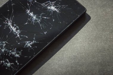 Karanlık bir arka planda, grevden sonra telefon, çatlaklarda siyah cam. Başarısızlık, başarısızlık, bağlantı kesildi, cevap yok. Üst görünüm, alanı kaydet.